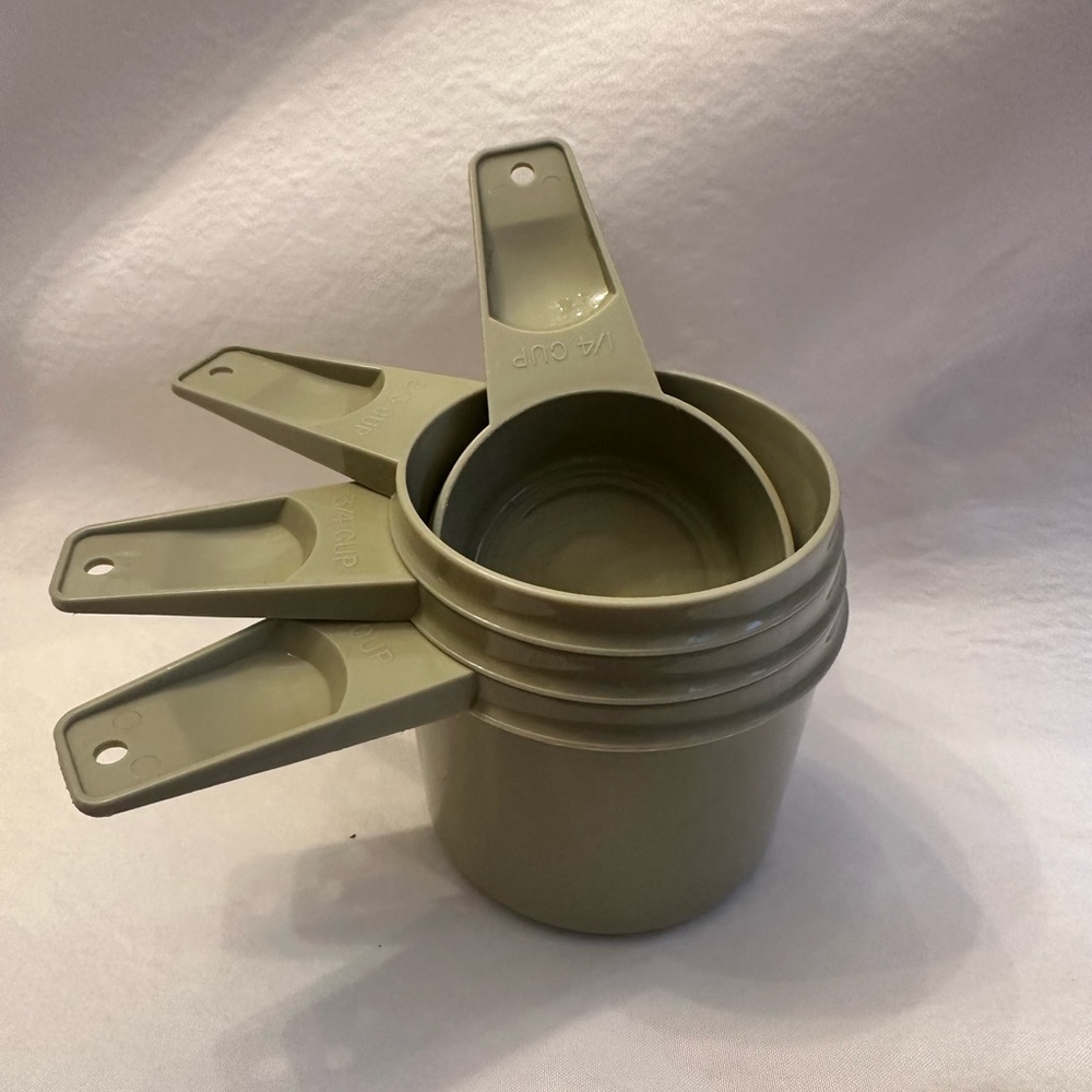 Tupperware Olive Green Plastic Dry Measuring Cups Set of 4 vintage